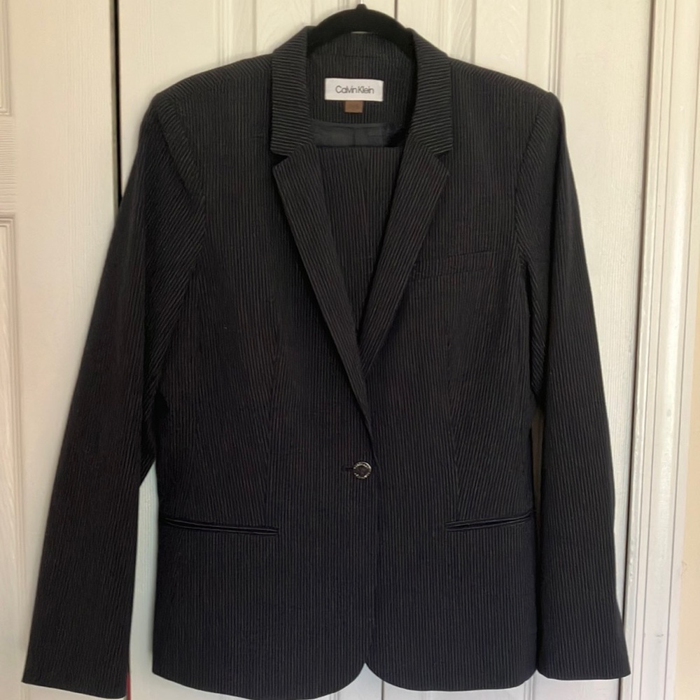 Calvin Klein Deep Navy Pinstriped 2 Piece Suit Jacket 14 Trousers 12x32